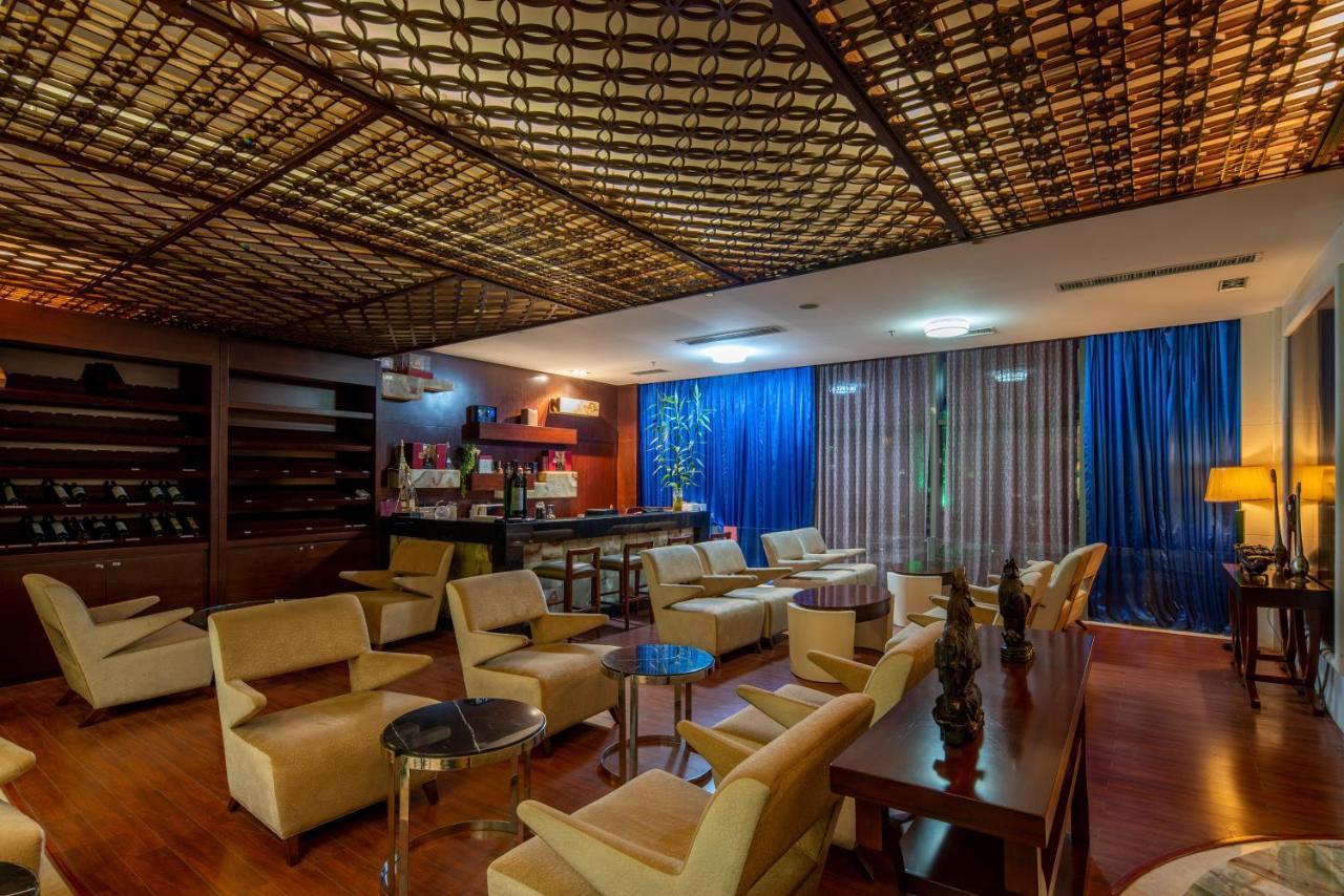 King Royal Hotel Yunfu Bagian luar foto