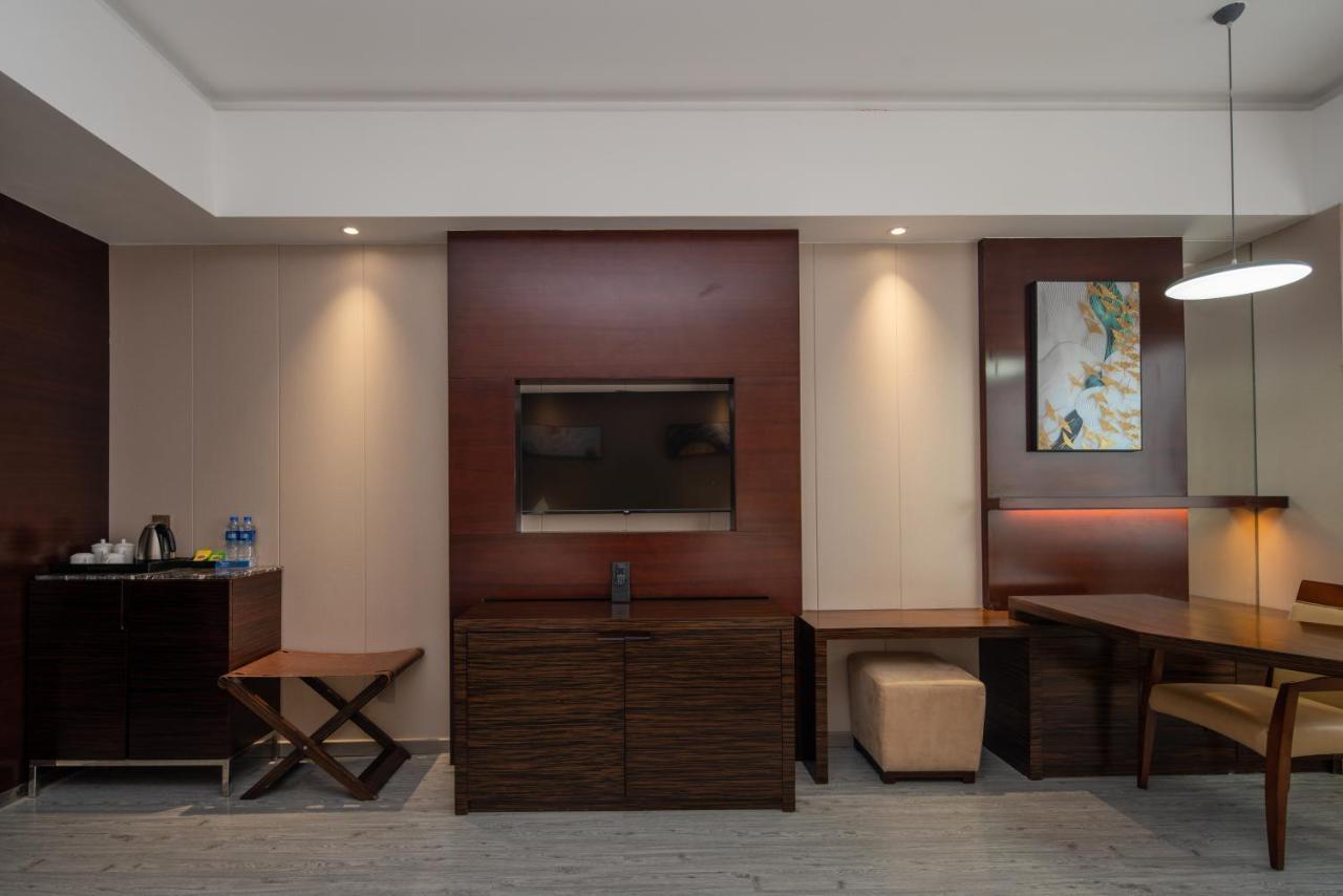 King Royal Hotel Yunfu Bagian luar foto