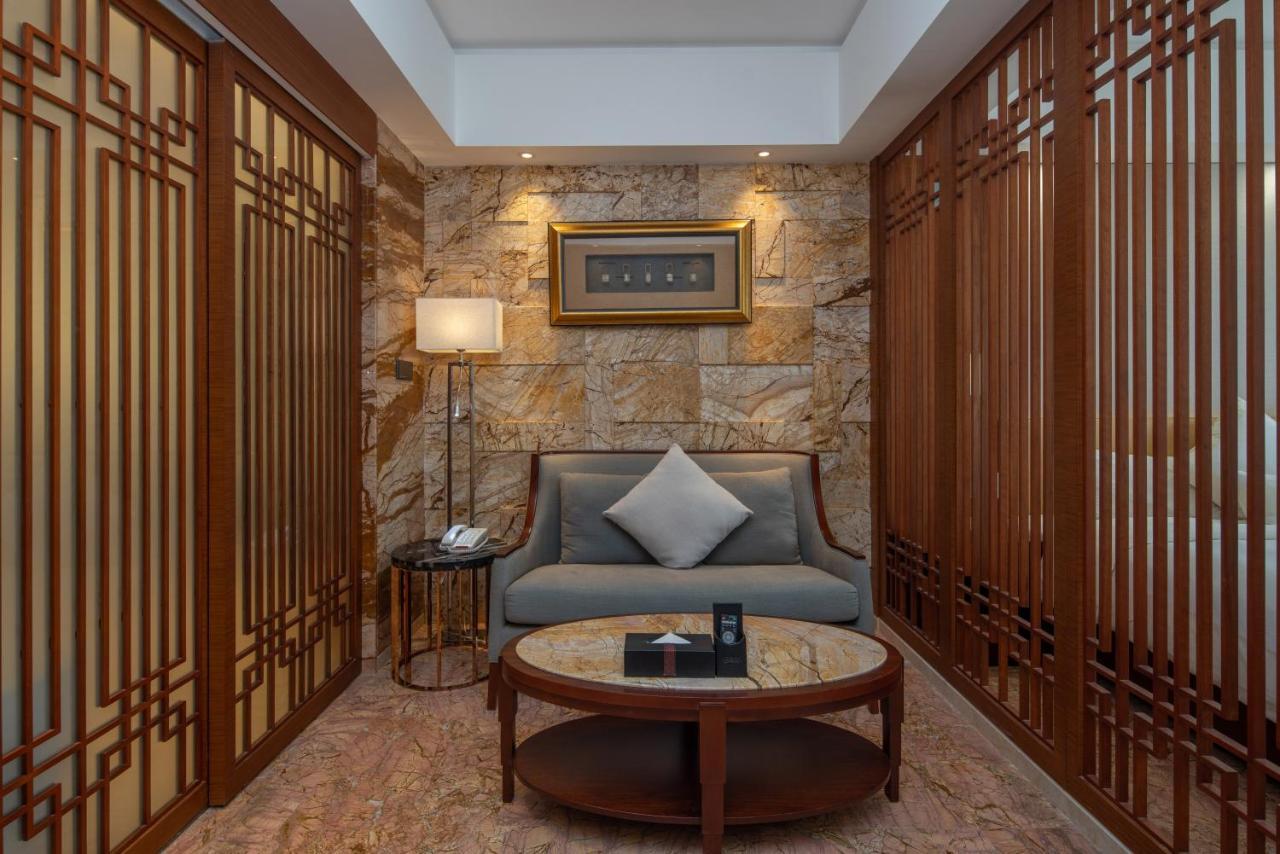 King Royal Hotel Yunfu Bagian luar foto