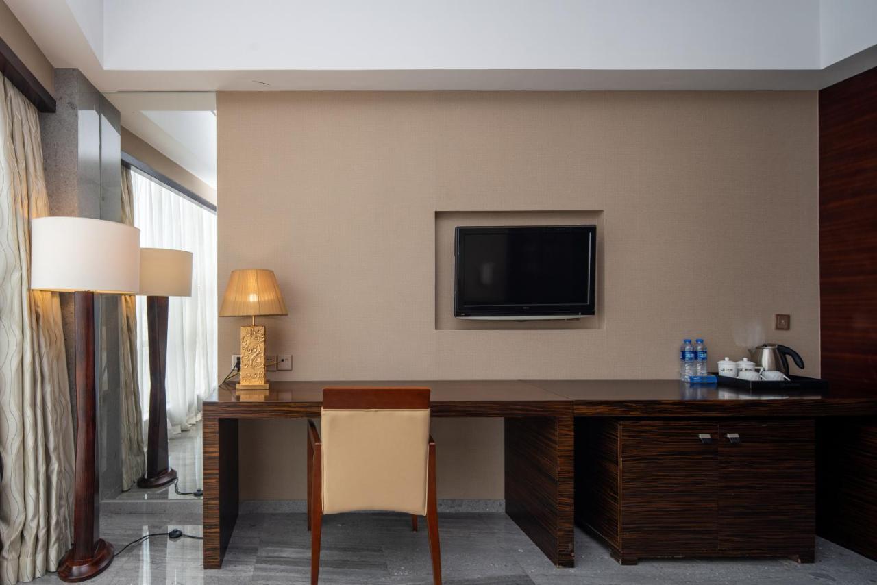 King Royal Hotel Yunfu Bagian luar foto