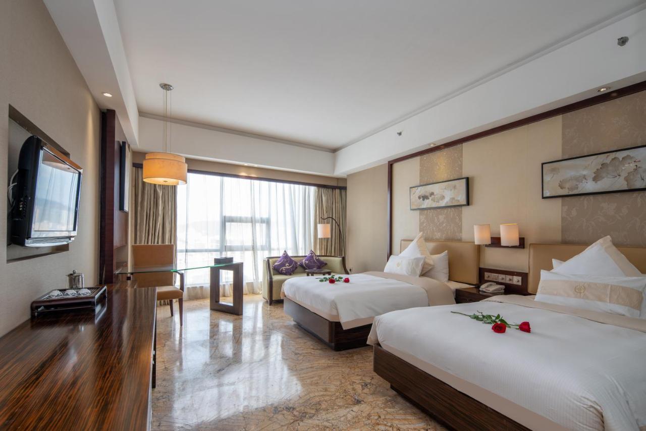 King Royal Hotel Yunfu Bagian luar foto