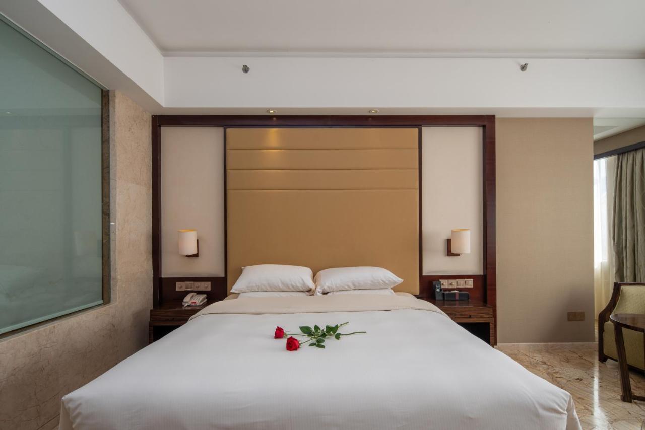 King Royal Hotel Yunfu Bagian luar foto