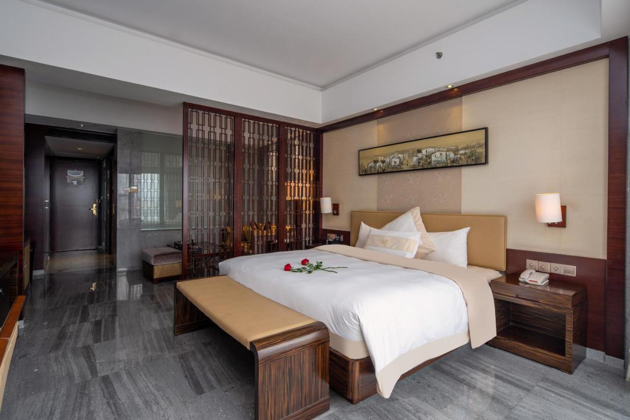 King Royal Hotel Yunfu Bagian luar foto