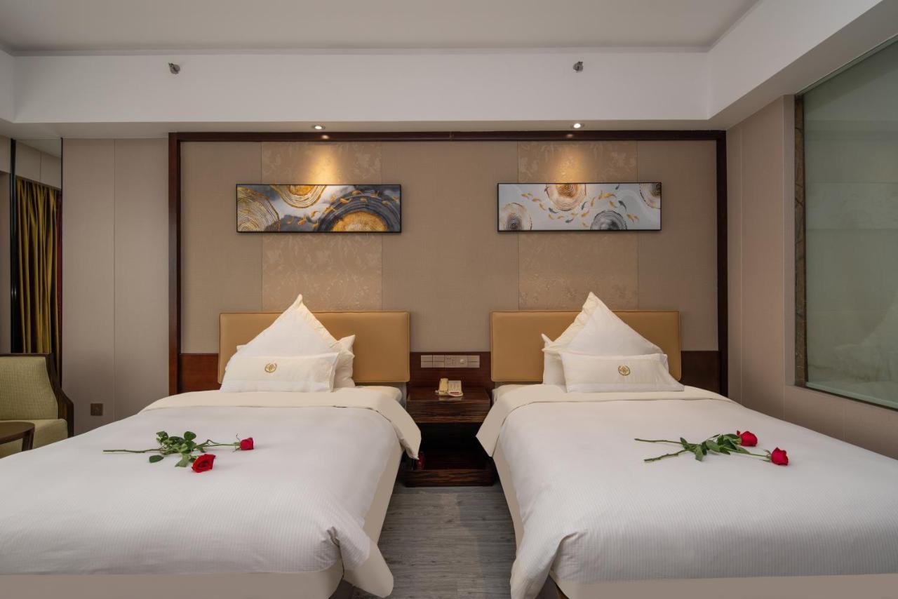 King Royal Hotel Yunfu Bagian luar foto