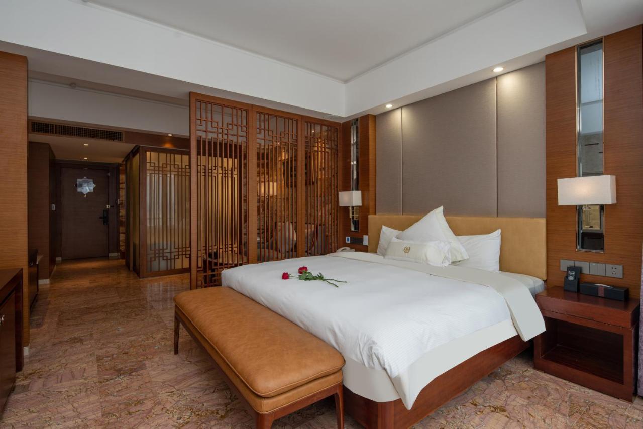 King Royal Hotel Yunfu Bagian luar foto