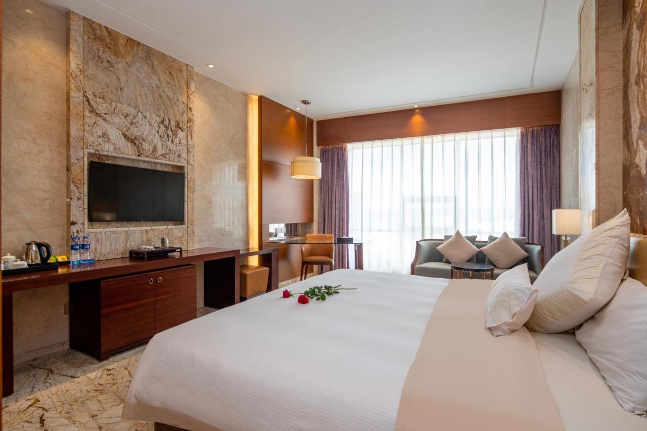 King Royal Hotel Yunfu Bagian luar foto