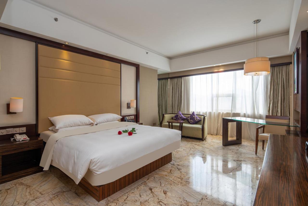 King Royal Hotel Yunfu Bagian luar foto