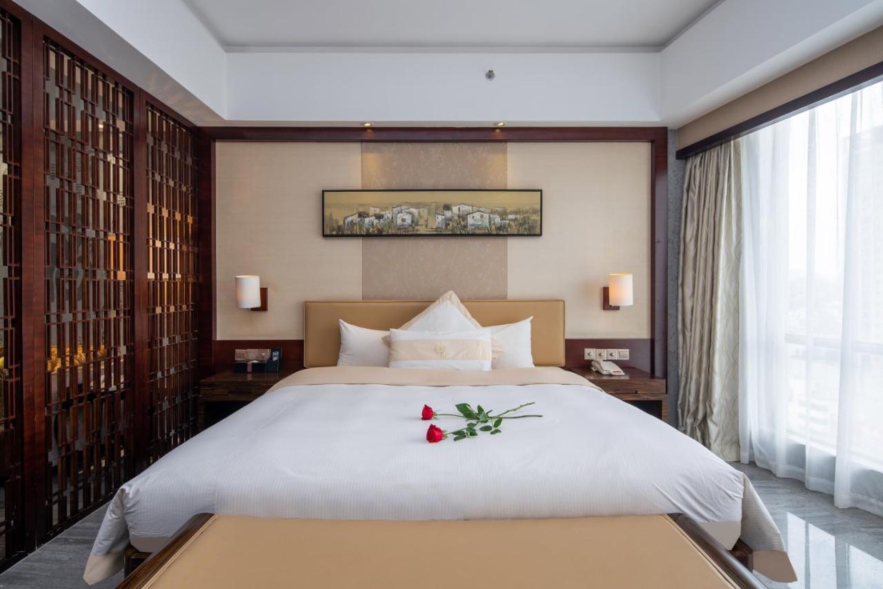 King Royal Hotel Yunfu Bagian luar foto