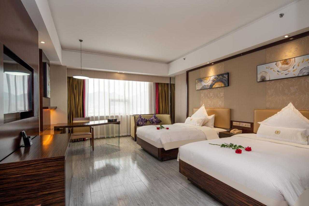 King Royal Hotel Yunfu Bagian luar foto