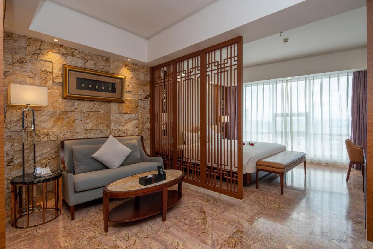 King Royal Hotel Yunfu Bagian luar foto