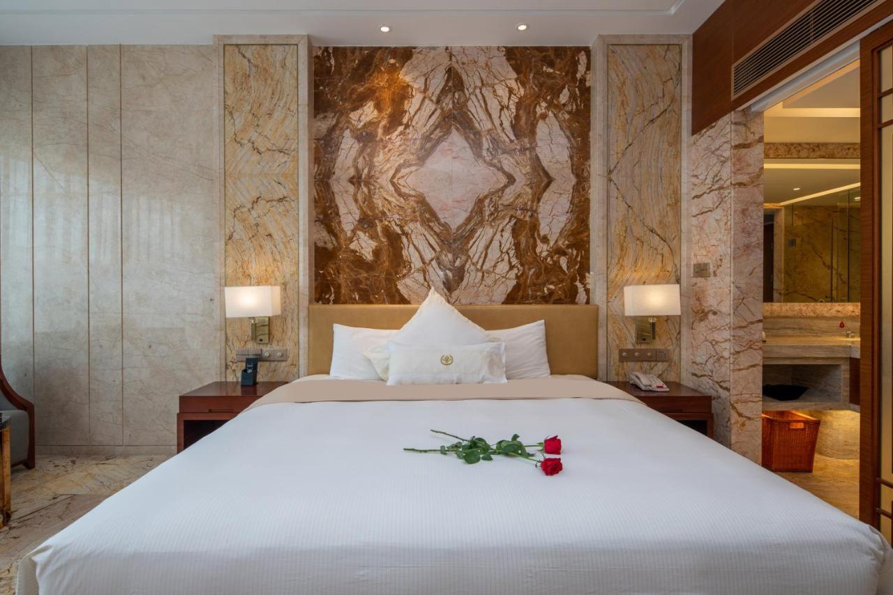King Royal Hotel Yunfu Bagian luar foto