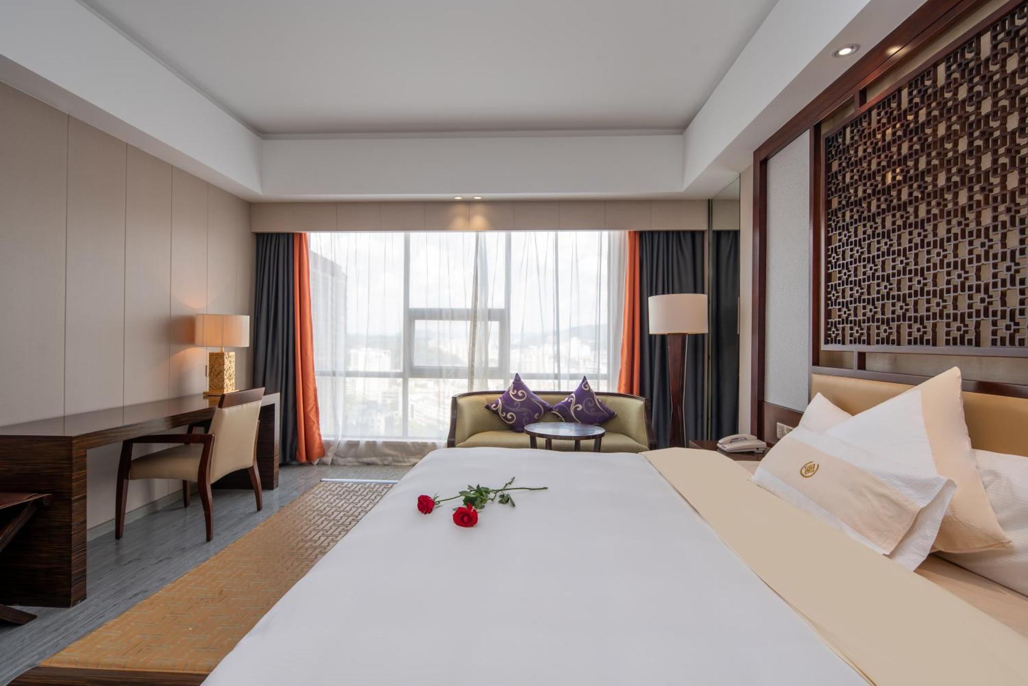 King Royal Hotel Yunfu Bagian luar foto