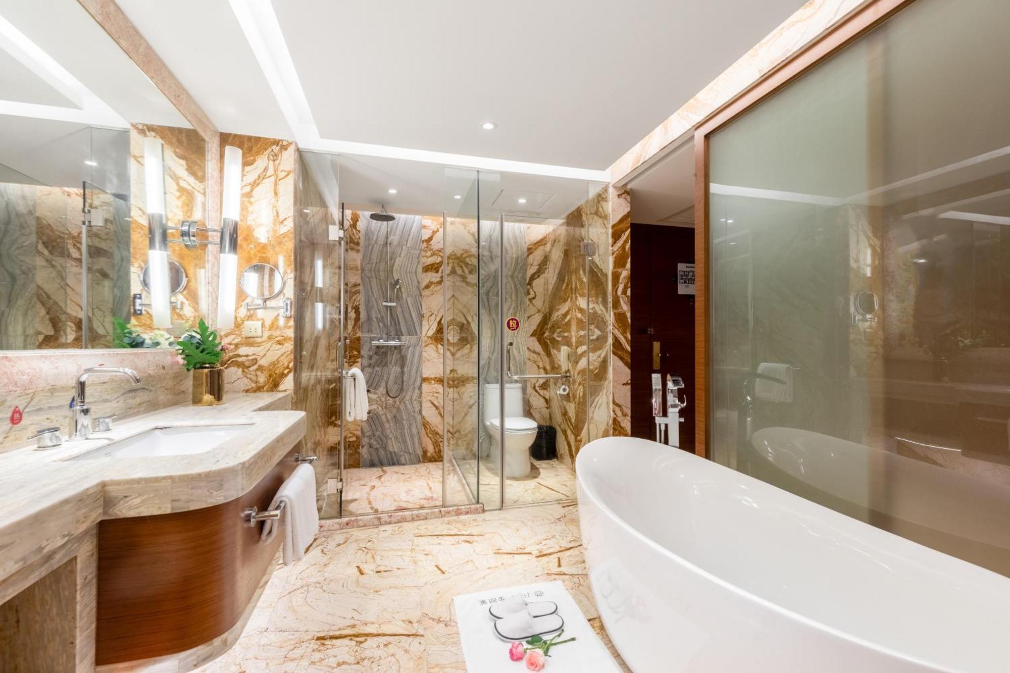 King Royal Hotel Yunfu Bagian luar foto