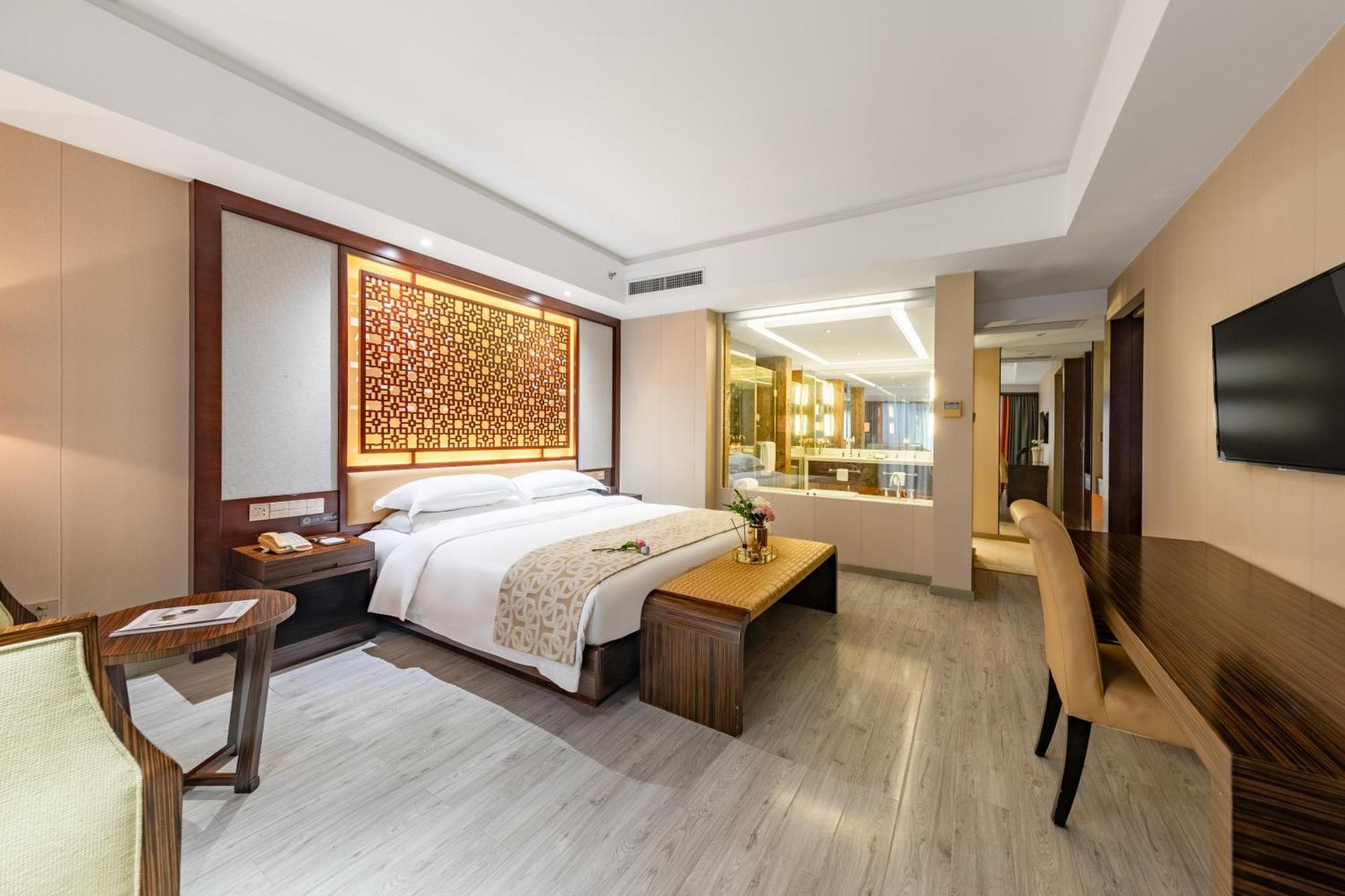 King Royal Hotel Yunfu Bagian luar foto