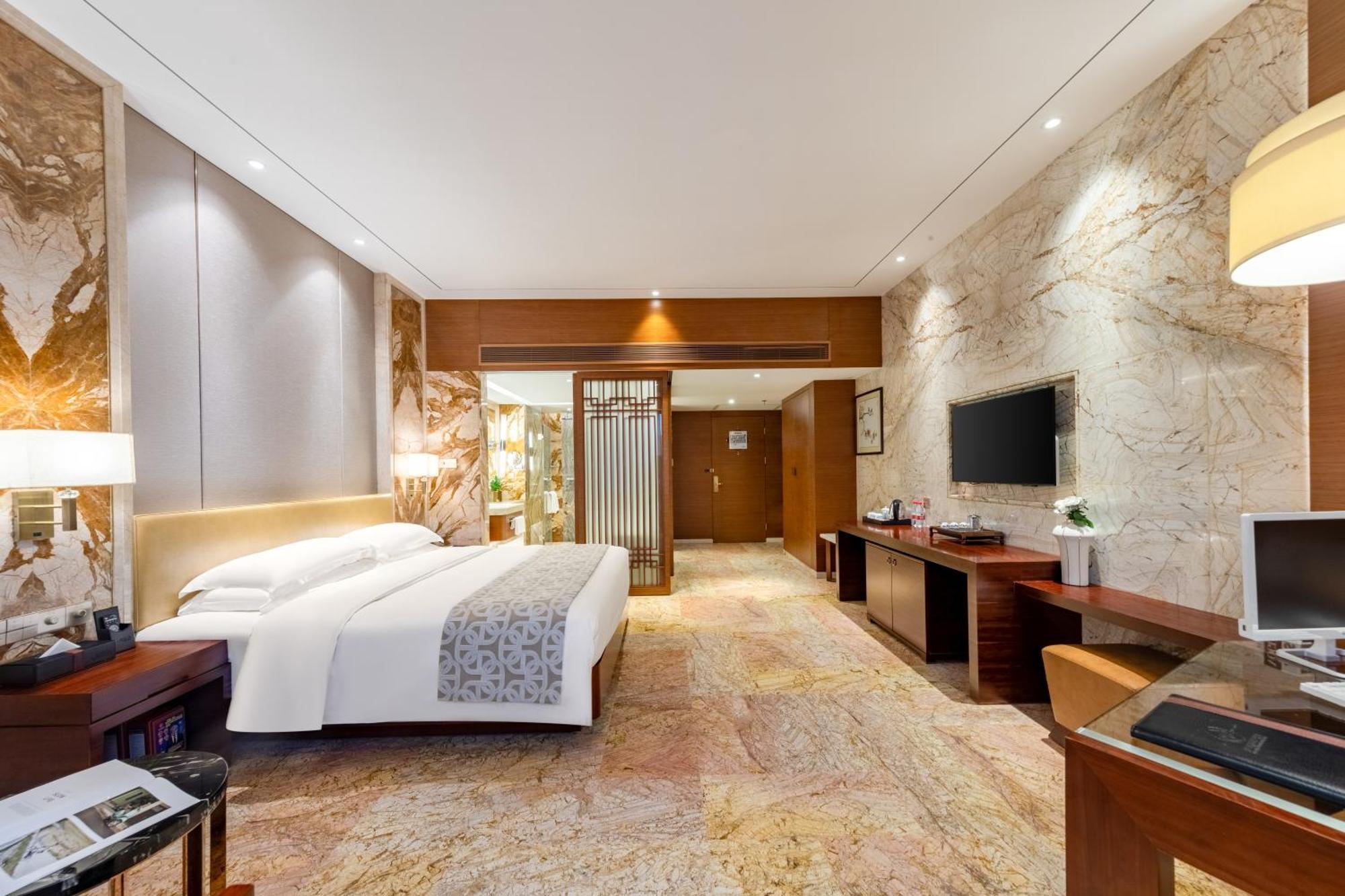 King Royal Hotel Yunfu Bagian luar foto