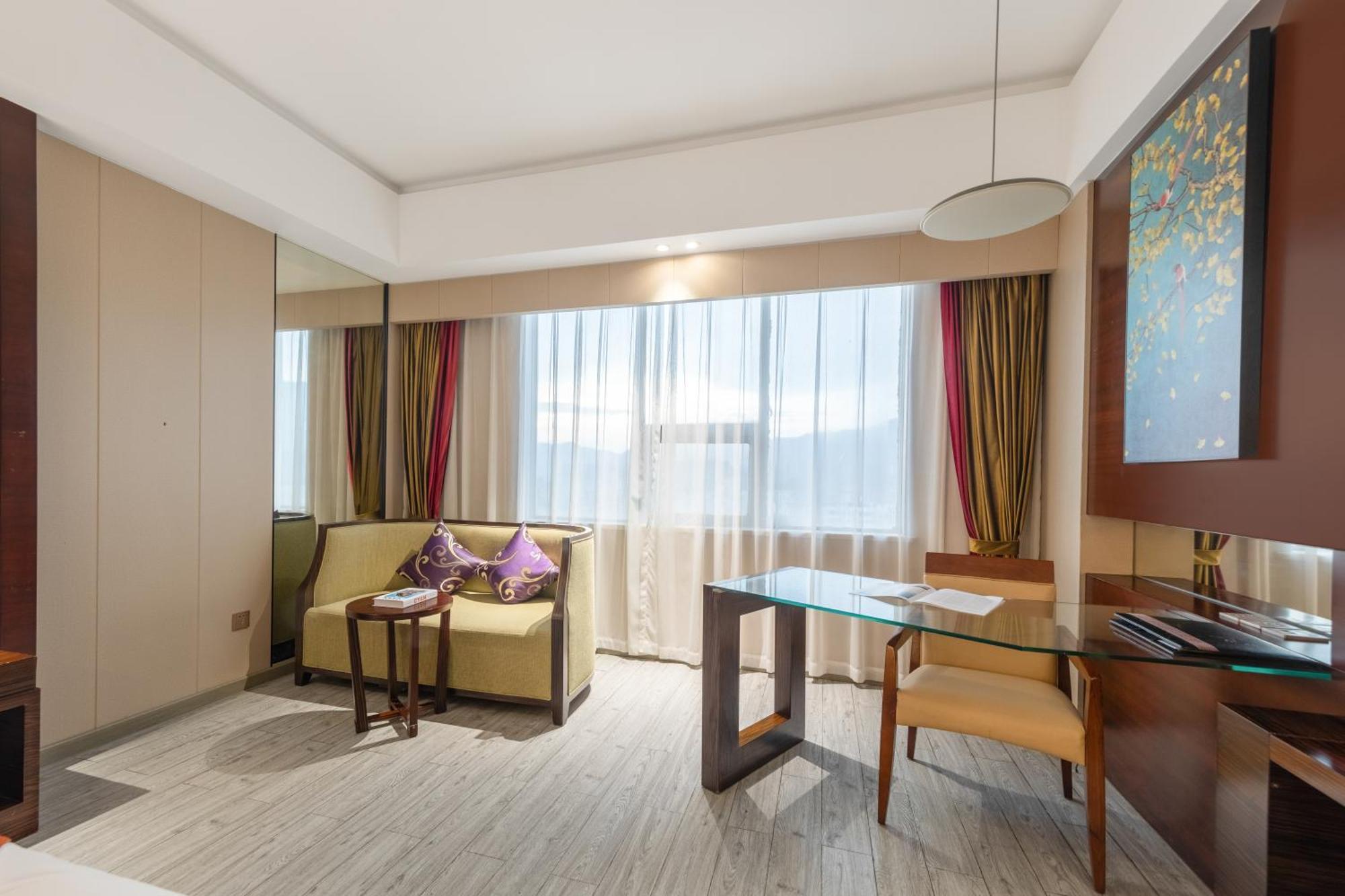 King Royal Hotel Yunfu Bagian luar foto