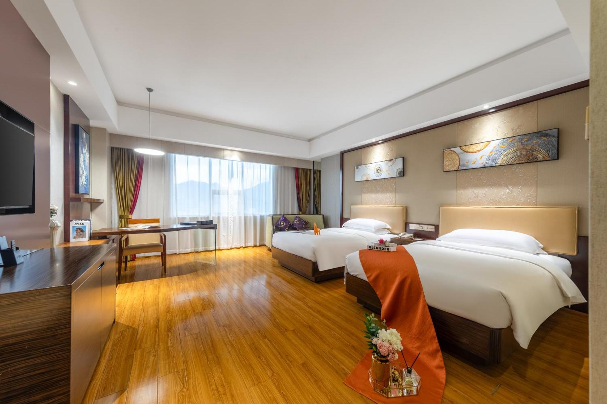 King Royal Hotel Yunfu Bagian luar foto