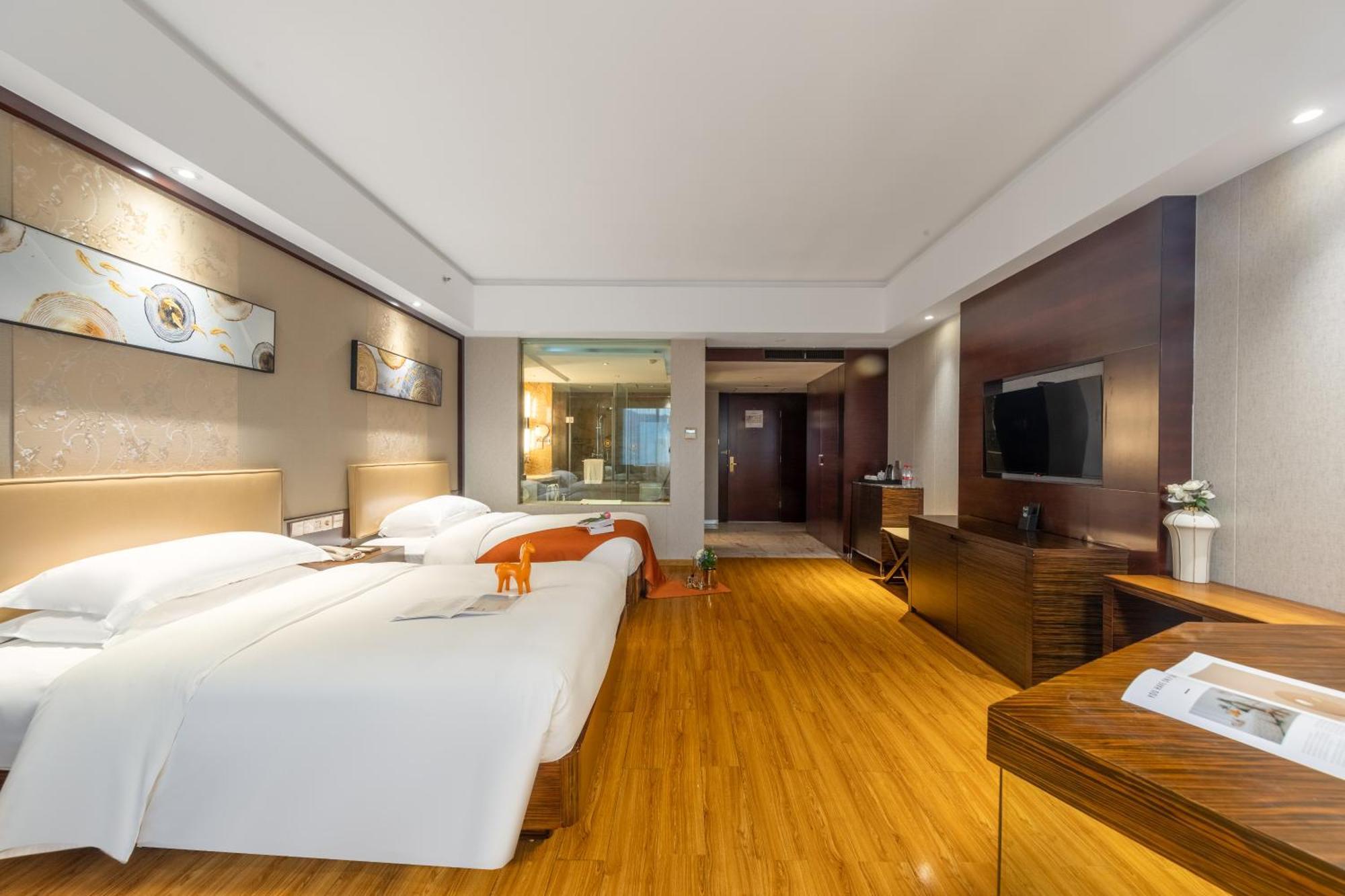 King Royal Hotel Yunfu Bagian luar foto